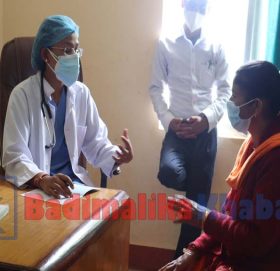 अस्पताल बाजुरामा महिला चिकित्सक द्धारा स्वास्थ्य सेवा