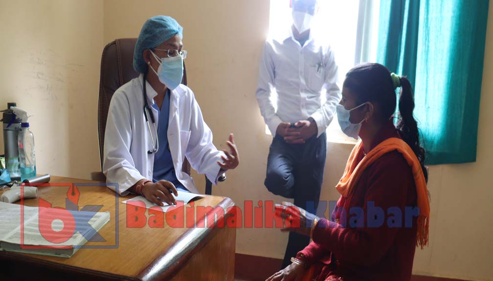 अस्पताल बाजुरामा महिला चिकित्सक द्धारा स्वास्थ्य सेवा