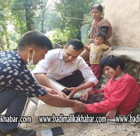 साहयक सिडियो भण्डारी अशक्त तथा असाहयलाइ घरमै पुुगेर नागरिकता दिदै