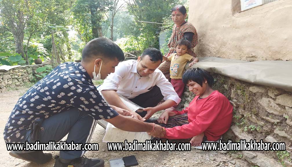 साहयक सिडियो भण्डारी अशक्त तथा असाहयलाइ घरमै पुुगेर नागरिकता दिदै