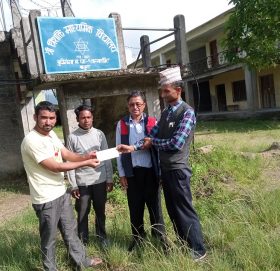 भालुको आक्रमणबाट घाईते कौशिला अध्यायनरत बिद्यालयका शिक्षकद्धारा आर्थिक सहयोग