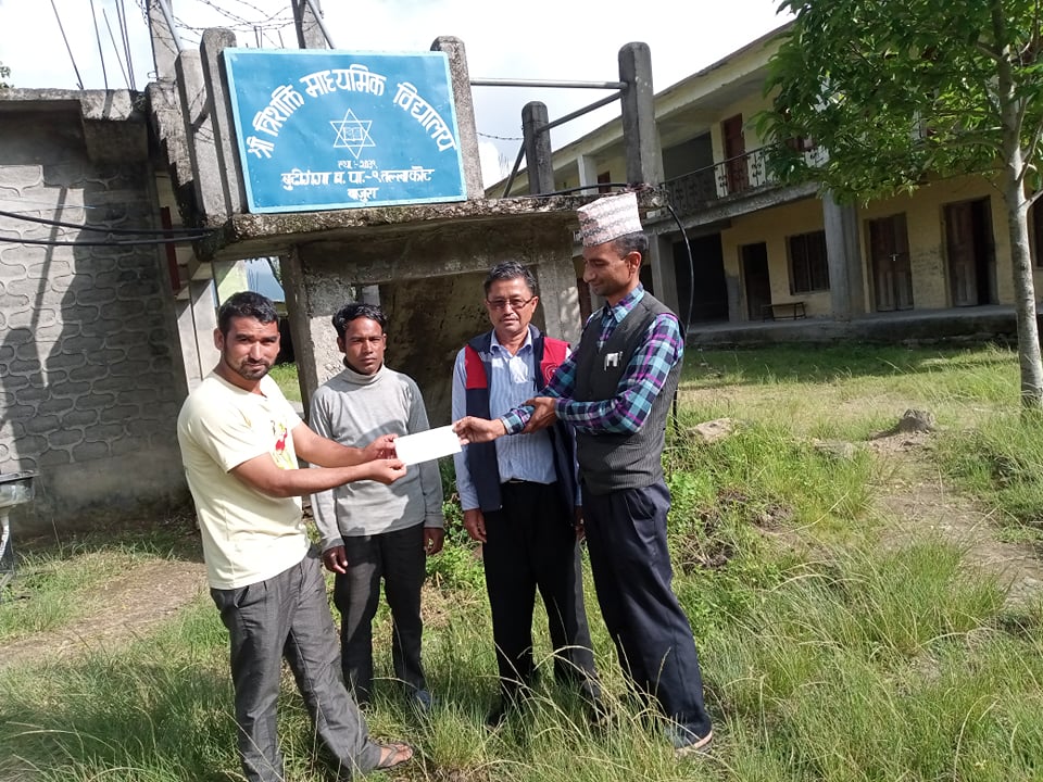 भालुको आक्रमणबाट घाईते कौशिला अध्यायनरत बिद्यालयका शिक्षकद्धारा आर्थिक सहयोग