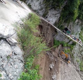 बझाङ पहिरो जाँदा जयपृथ्वी राजमार्ग अवरुद्ध