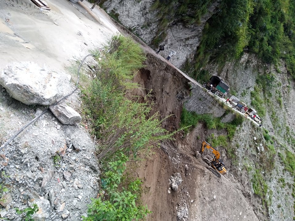 बझाङ पहिरो जाँदा जयपृथ्वी राजमार्ग अवरुद्ध