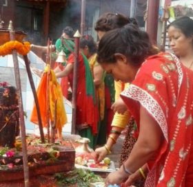 आज हरितालिका तीज: पुरुषले पनि बस्छन् व्रत