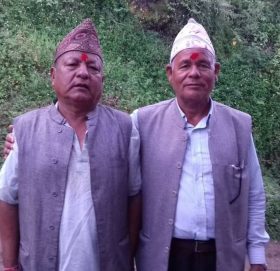 प्रतिस्पर्धि राेकाया संग भेट गर्दै  प्रदेश (ख) का सभापती खातीले भने सबैलाई मिलायर लैजान्छु