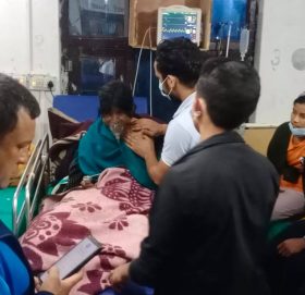 भिरबाट लडेको गाईले किचेर घाईते भएकी महिलाको आर्थिक अबस्थाले उपचारमा समस्या