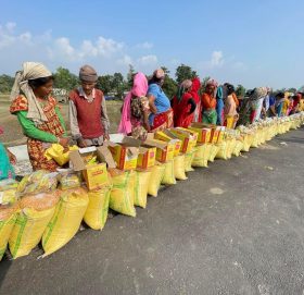 कञ्चनपुरका टिकटक स्टार अशुवर्माद्वारा बाढिपिडितलाई खाद्यान्न सहयोग