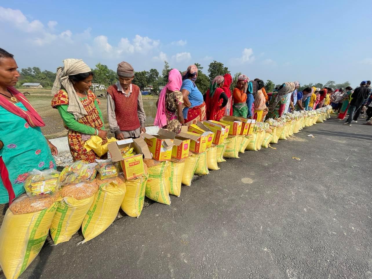 कञ्चनपुरका टिकटक स्टार अशुवर्माद्वारा बाढिपिडितलाई खाद्यान्न सहयोग