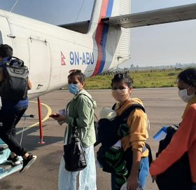 विमानस्थलमा यात्रुहरुको भिड छ, नेपाल एयरलाइन्स यात्रु अभाव देखाएर पन्छियो