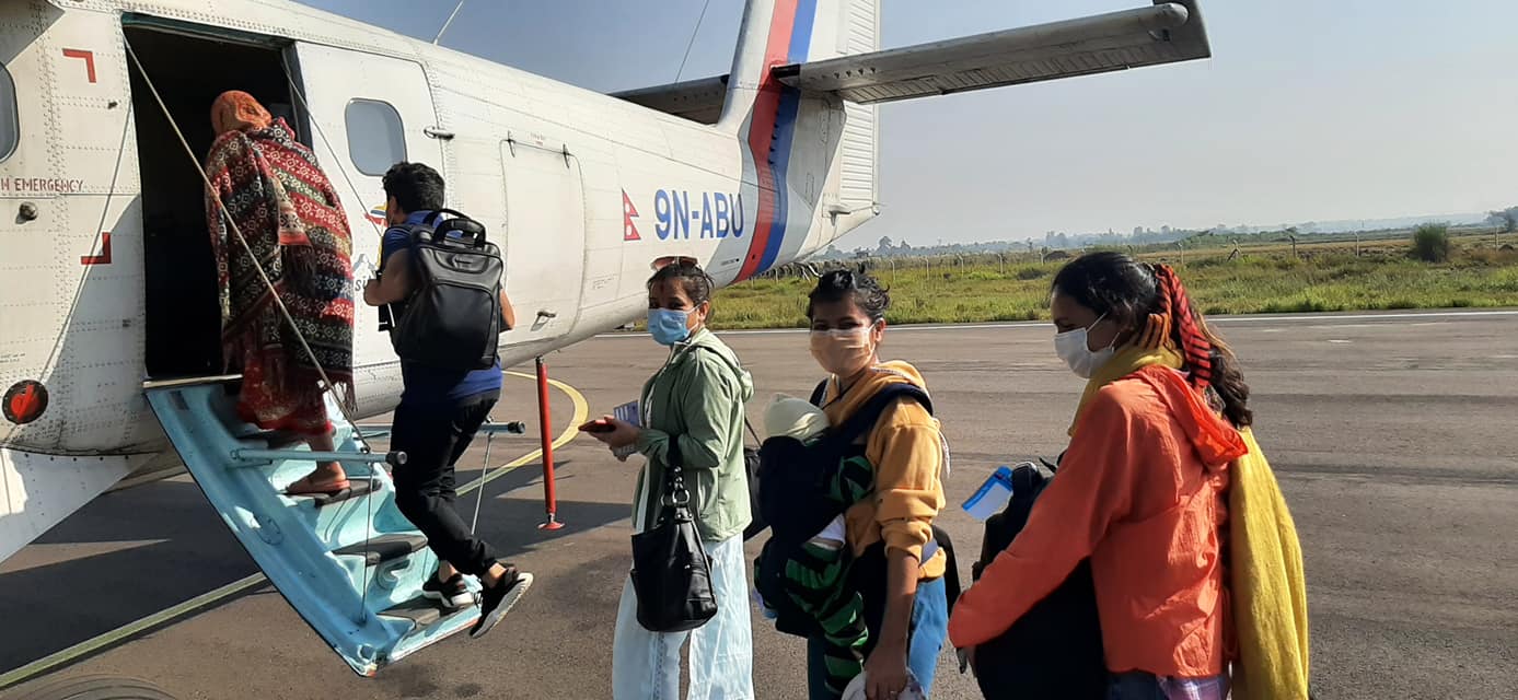 विमानस्थलमा यात्रुहरुको भिड छ, नेपाल एयरलाइन्स यात्रु अभाव देखाएर पन्छियो