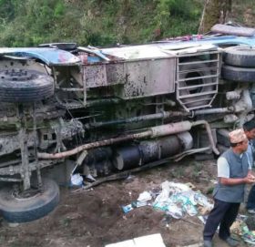 महेन्द्रनगर आउँदै गरेको बस डडेल्धुरामा दुर्घटना, १० जना घाइते