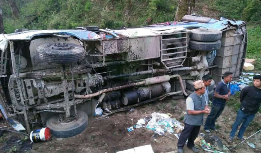 महेन्द्रनगर आउँदै गरेको बस डडेल्धुरामा दुर्घटना, १० जना घाइते
