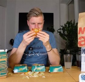 एक घण्टाभित्र २३ बर्गर खाएर युट्युबरले राखे विश्व किर्तिमान