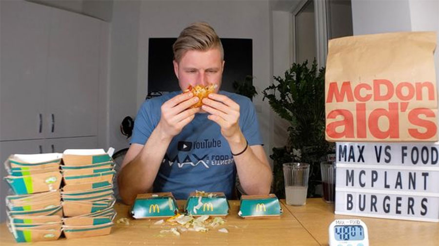 एक घण्टाभित्र २३ बर्गर खाएर युट्युबरले राखे विश्व किर्तिमान