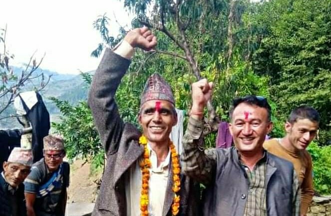 काँग्रेसबाट वडा सदस्य जितेका भाेलाराम जाेशी समाजवादीमा प्रवेश