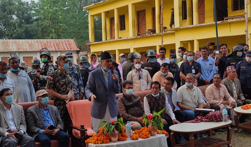 कञ्चनपुरमा प्रधानमन्त्रीले भने, ‘ए भाइ, तपाईं बढ्ता बोल्दै हुनुहुन्छ’