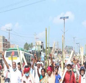 खानेपानीका हाकिमलाई कालोमोसो दलेर नगर घुमाइयो, प्रहरी मुकदर्शक