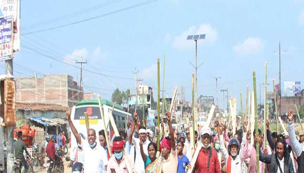 खानेपानीका हाकिमलाई कालोमोसो दलेर नगर घुमाइयो, प्रहरी मुकदर्शक