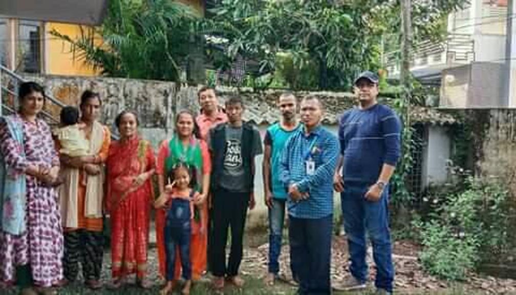 मुल प्रबाह अखिल भारत नेपाली एकता समाज काेचिनले समस्यामा परेका २ परिवारलाइ चाैवन्न लाख सहयाेग  