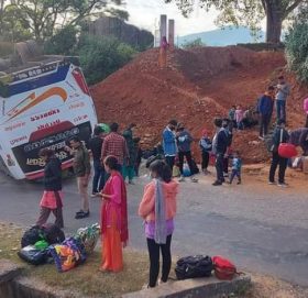 धनगढीबाट बाजुराका लागि छुटेको बस डडेल्धुरामा दुर्घटना