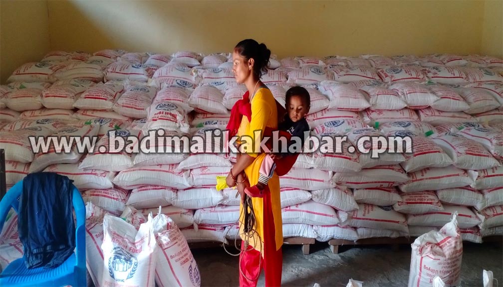 व्यापार कम्पनी लिमिटेड बाजुराले सहुलियतमा चामल बिक्रि गर्दै