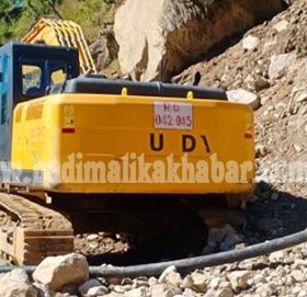 सडक बनाउन गएको डोजर आफै पुरीयो