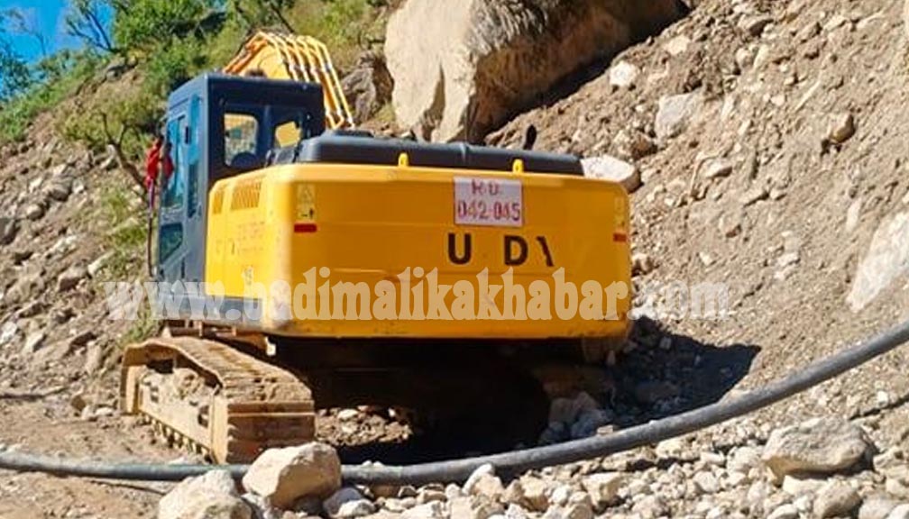 सडक बनाउन गएको डोजर आफै पुरीयो