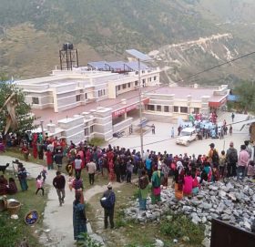 मुगु अस्पतालमा भेला भए दुःखद् सडक दुर्घटनामा घाइते र निधन भएका परिवारका आफन्त