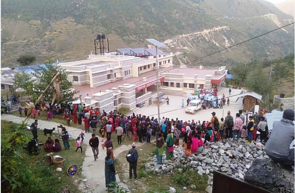 मुगु अस्पतालमा भेला भए दुःखद् सडक दुर्घटनामा घाइते र निधन भएका परिवारका आफन्त