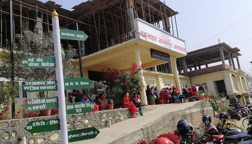 रत्ननगर अस्पतालमा तोडफोड, गार्ड कुटिए