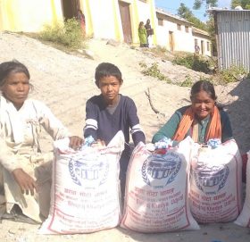 बडिमालिका खवरद्धारा बिपन्न परिवारलाई राहत बितरण