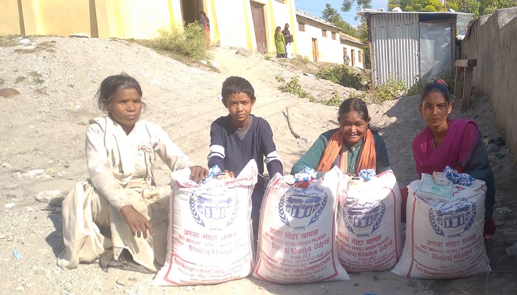 बडिमालिका खवरद्धारा बिपन्न परिवारलाई राहत बितरण