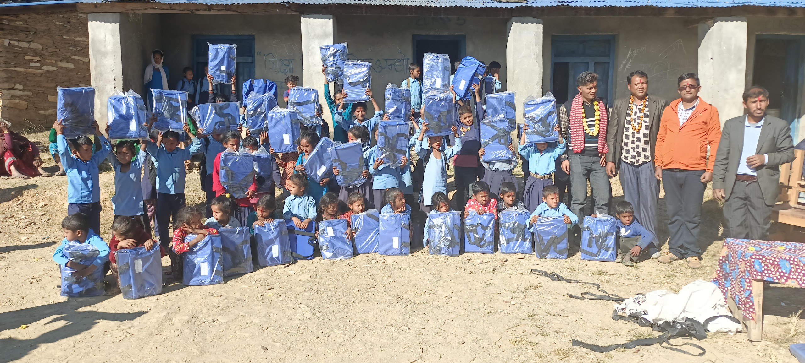 विपन्न ५१ जना वालवालिकालाई झोला वितरण