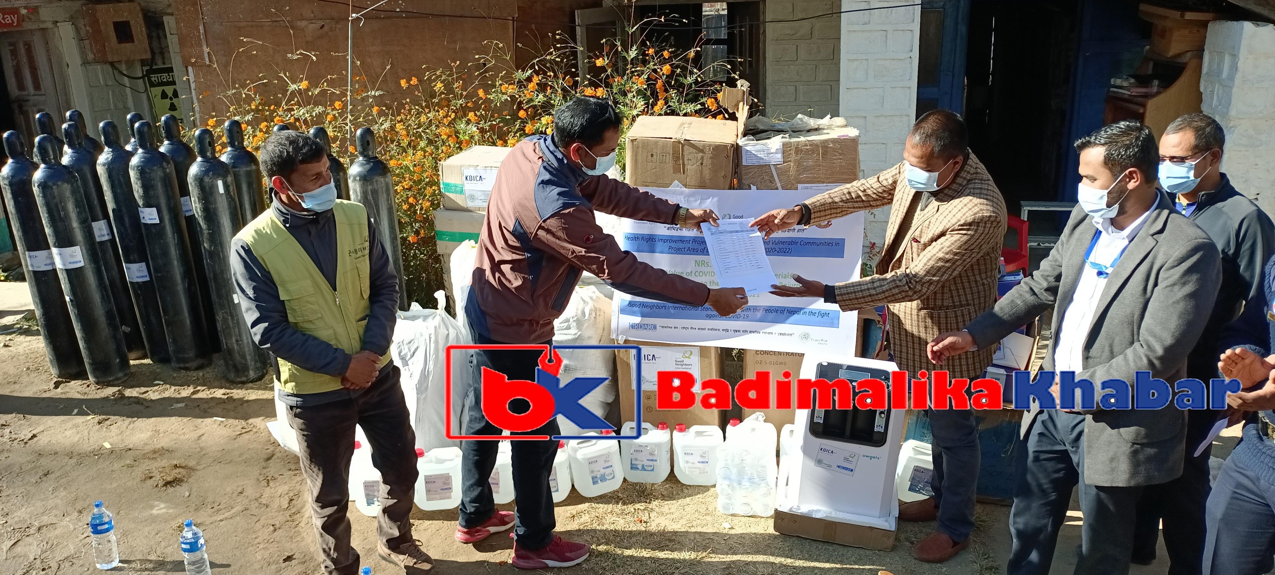 बाजुराका स्वास्थ्य संस्थालाइ स्वास्थ्य सामाग्रि सहयोग