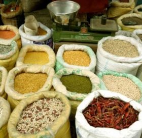 बझाङको सदरमुकाम चैनपुरमा बजारमा अनुगमन नहुदाँ उपभोक्ता ठगीमा:एक कट्टा चामलको मूल्य ३ हजार