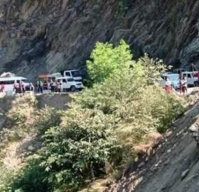 रडुवामा ट्याङकर फसेपछि केआईसिंह राजमार्ग अवरुद्ध