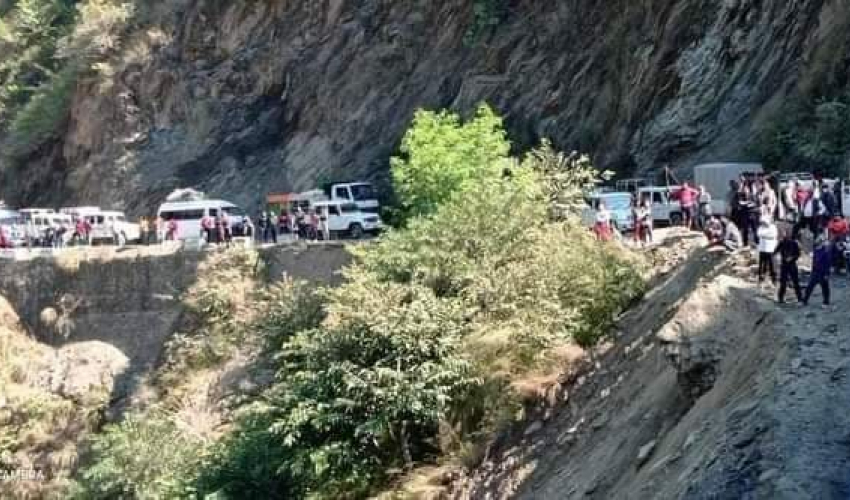 रडुवामा ट्याङकर फसेपछि केआईसिंह राजमार्ग अवरुद्ध