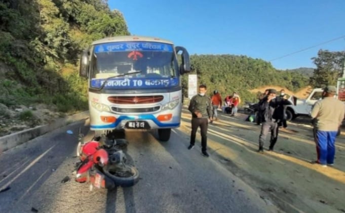 डडेल्धुरामा बसको ठक्कर बाट बाईक चालक घाइते:बस चालक फरार