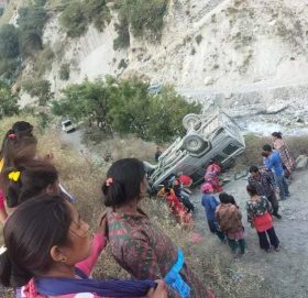 बाजुराकाे बाँधुमा जीप दुर्घटना, १२ जना घाईते