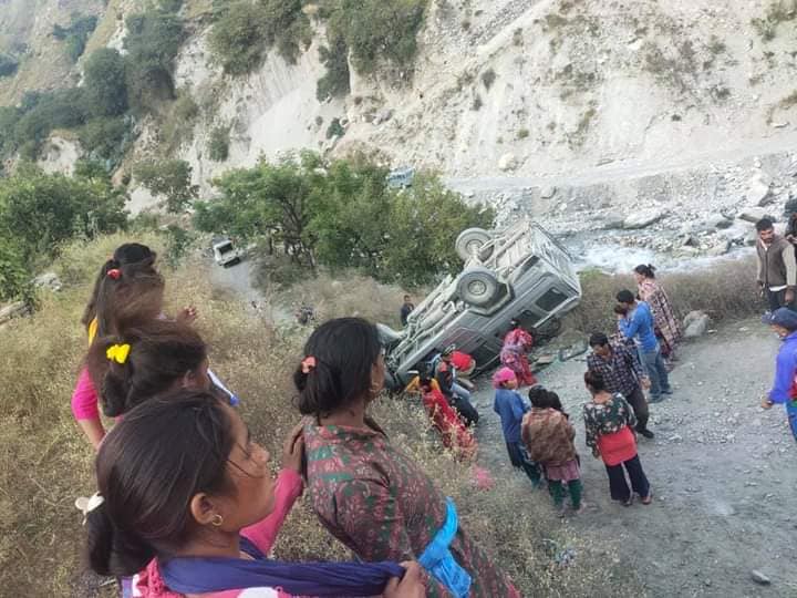 बाजुराकाे बाँधुमा जीप दुर्घटना, १२ जना घाईते