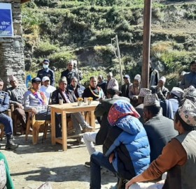 पहिरोले गाउँ नै चिराचिरा, सिडियो र डिएसपी पहिरो प्रभाबित क्षेत्र मुक्तिकोटमा