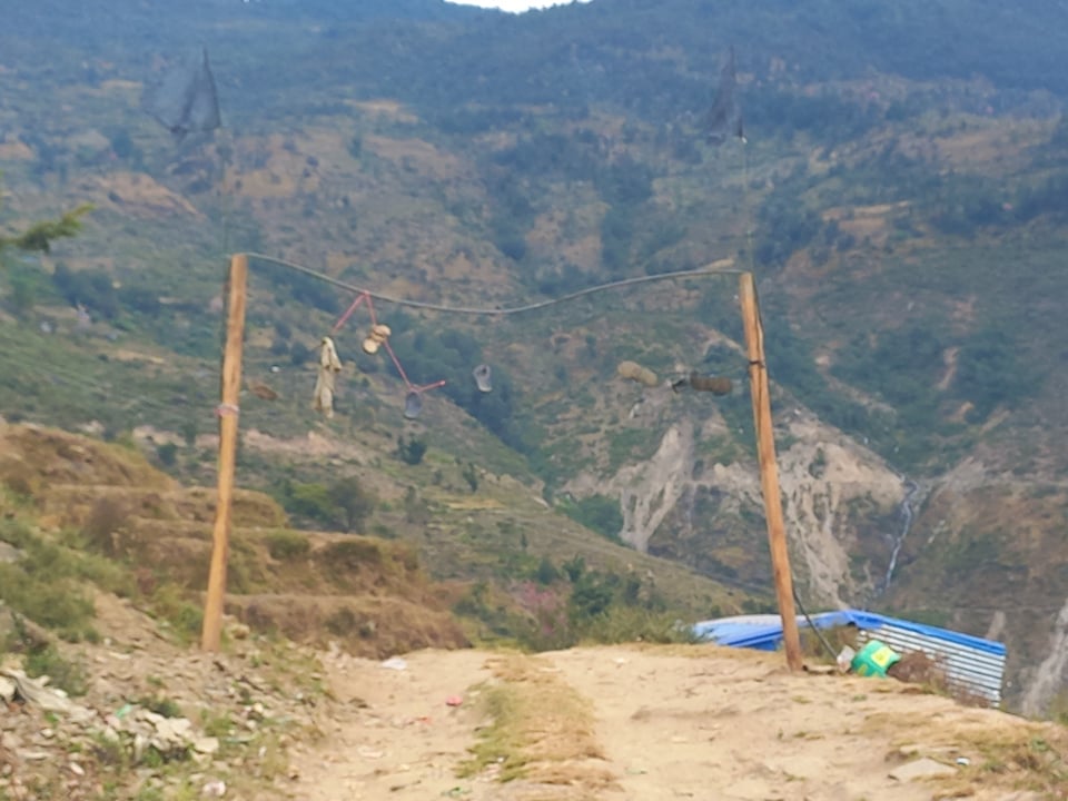 मेयर रावलको स्वागतको लागि जुत्ता चप्पलको गेट