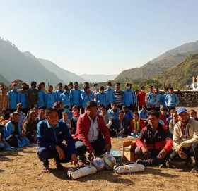 नेकपा एकीकृत समाजबादि पार्टिका भाद्रि सङ्गठन युवा सङ्घ केन्द्रीय सदस्य भण्डारी द्वार खेलकुद सामाग्रि बितरण ।