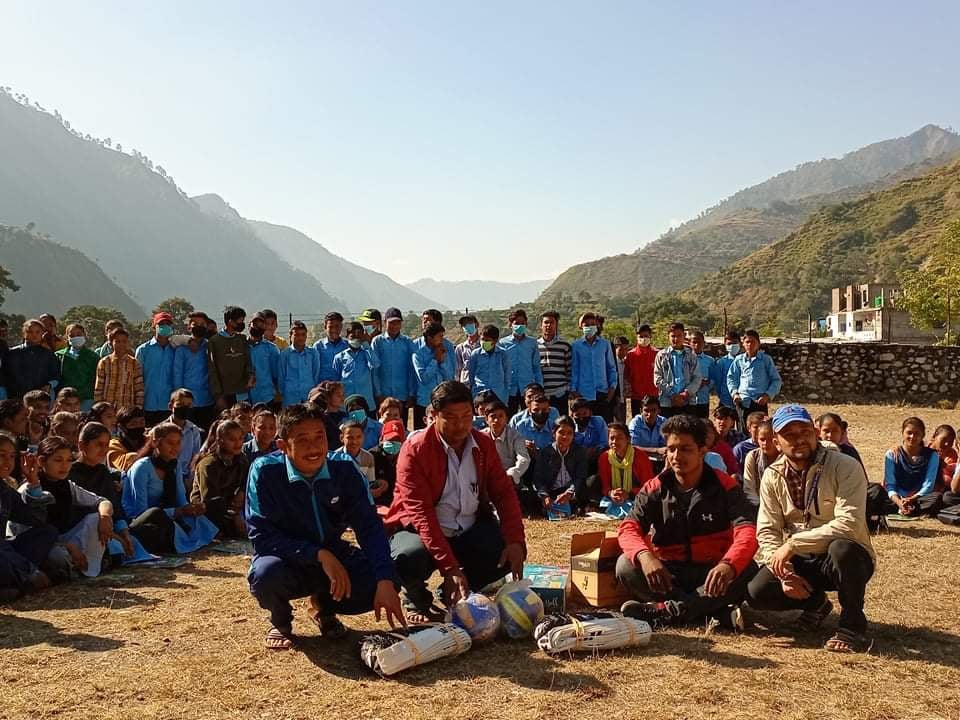 नेकपा एकीकृत समाजबादि पार्टिका भाद्रि सङ्गठन युवा सङ्घ केन्द्रीय सदस्य भण्डारी द्वार खेलकुद सामाग्रि बितरण ।