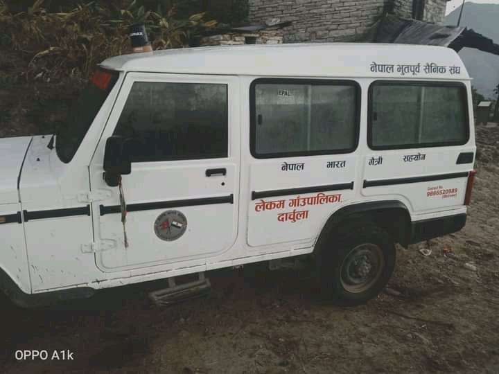 बिरामी बोक्ने एम्बुलेन्सले कार्टुनका कार्टुन रक्सी बोक्दै