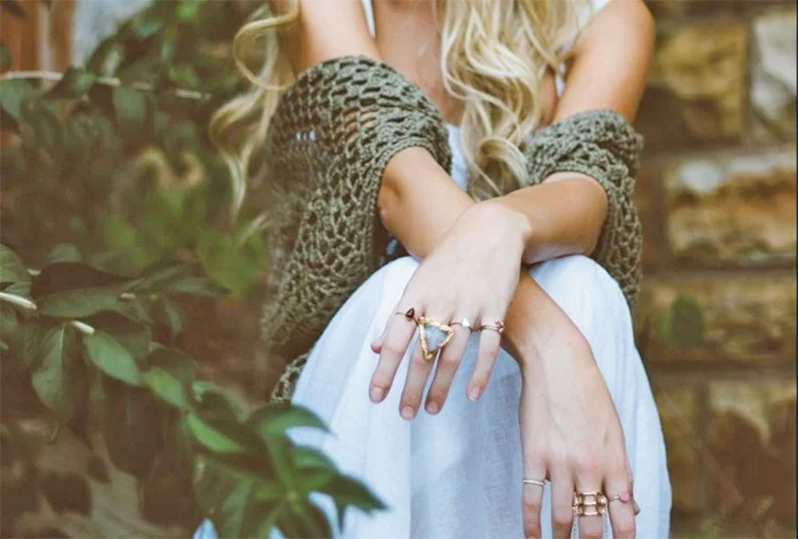 यी महिलाको अनौठो लत : हरेक हप्ता ३ वर्गफिट भित्ता कोपर्ने !