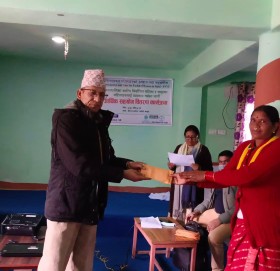 महिलालाई व्यवसाय गर्नका लागि आर्थिक सहयोग