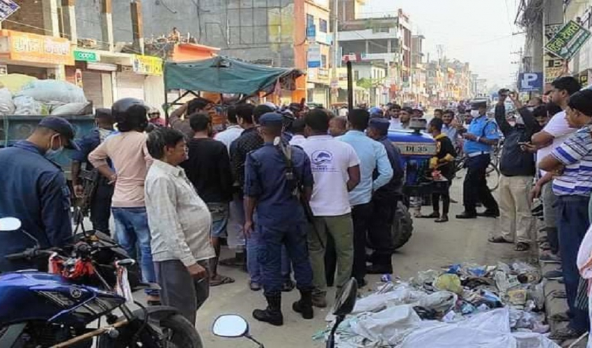 मेयरको घर अगाडि वडाअध्यक्षहरूले फोहोर थुपारेपछि…