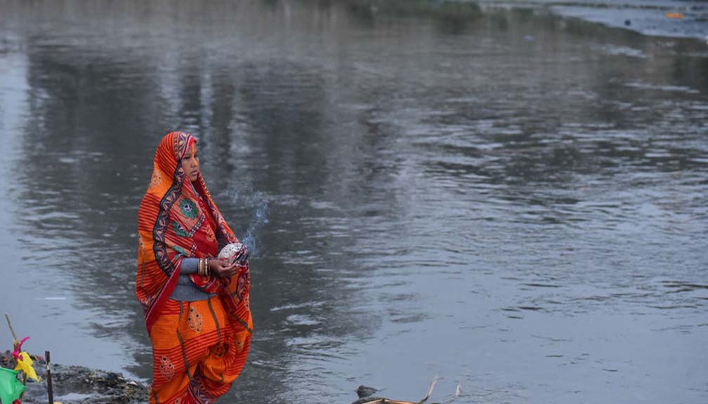 सूर्यदेवको पूजा आराधना गरी छठ मनाइँदै